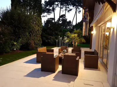 Jardin de l'établissement Villa BARADARENA avec piscine chauffée et jardin pour 10 personnes