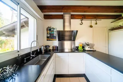 Cuisine ou kitchenette dans l'établissement Villa BARADARENA avec piscine chauffée et jardin pour 10 personnes