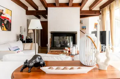 Coin salon dans l'établissement Villa BARADARENA avec piscine chauffée et jardin pour 10 personnes
