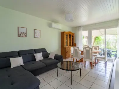 Coin salon dans l'établissement Maison Charmante 3* à Mimizan: Plages, Pistes Cyclables, Jardin, Wi-Fi, pour 8 Personnes - FR-1-50-137