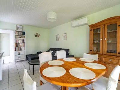 Coin salon dans l'établissement Maison Charmante 3* à Mimizan: Plages, Pistes Cyclables, Jardin, Wi-Fi, pour 8 Personnes - FR-1-50-137