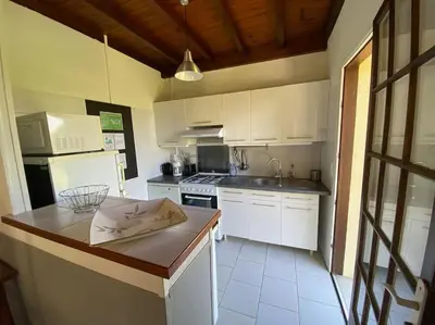 Cuisine ou kitchenette dans l'établissement Maison proche du sentier du littoral Gujan-Mestras