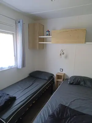 Un ou plusieurs lits dans un hébergement de l'établissement Mobil Home 710 Bora Bora 3 chambres