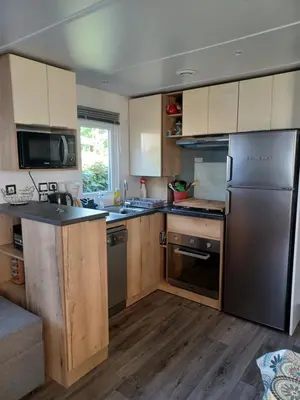 Cuisine ou kitchenette dans l'établissement Mobil Home 710 Bora Bora 3 chambres
