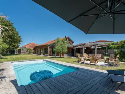Piscine de l'établissement Maison familiale style loft à Biscarrosse - 10 personnes, piscin - FR-1-319-563 ou située à proximité