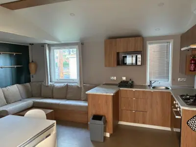 Cuisine ou kitchenette dans l'établissement G02 Mobil-home gamme prestige aux Oyats 4 étoiles