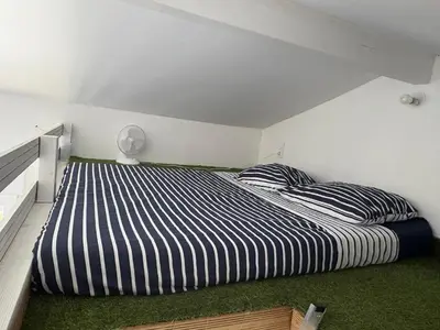 Un ou plusieurs lits dans un hébergement de l'établissement Studio avec piscine partagée