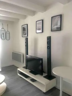 Télévision ou salle de divertissement dans l'établissement Belle appartement T2 avec jardin