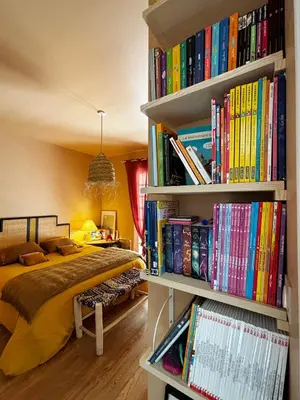 Bibliothèque dans la villa