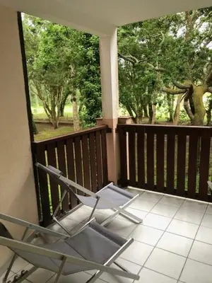 Balcon ou terrasse dans l'établissement T2 près de la plage et du Club House du Golf