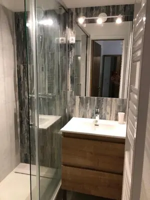 Salle de bains dans l'établissement T2 près de la plage et du Club House du Golf
