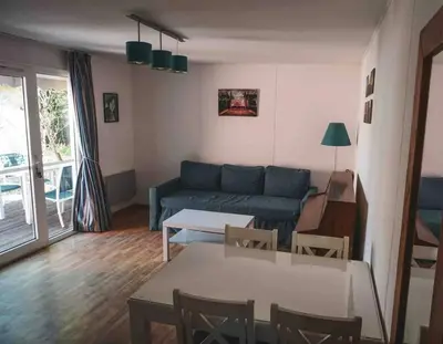 Coin salon dans l'établissement Maison charmante à Soustons avec piscine et jardin