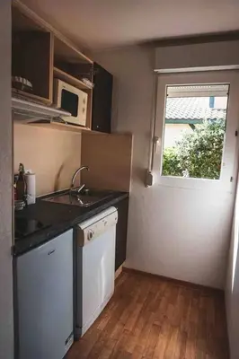 Cuisine ou kitchenette dans l'établissement Maison charmante à Soustons avec piscine et jardin