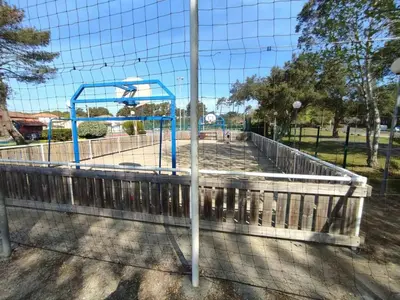 Aire de jeux pour enfants de l'établissement Maison charmante à Soustons avec piscine et jardin