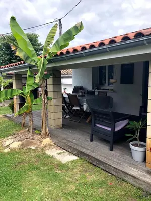 Jardin de l'établissement Charmante Maison Entre Lac et Océan
