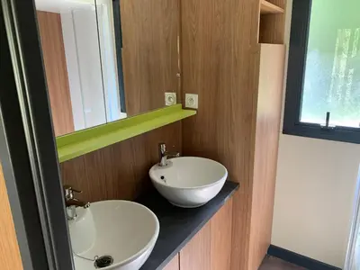 Salle de bains dans l'établissement L'orée des Landes
