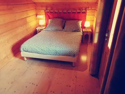 Un ou plusieurs lits dans un hébergement de l'établissement CHALET 5p tout confort bias mimizan dans village vacances