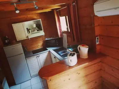 Cuisine ou kitchenette dans l'établissement CHALET 5p tout confort bias mimizan dans village vacances