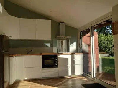 Cuisine ou kitchenette dans l'établissement Logement Nature Plages Forêts
