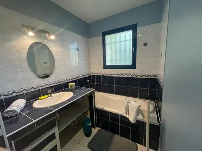 Salle de bains dans l'établissement Villa landaise
