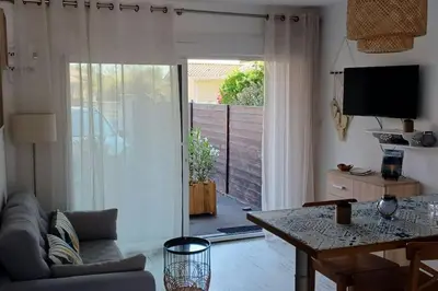 Télévision ou salle de divertissement dans l'établissement Appartement 2 pièces, 1 chambre, terrasse
