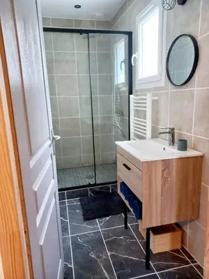 Salle de bains dans l'établissement La petite maison des écureuils