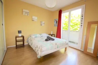 Un ou plusieurs lits dans un hébergement de l'établissement Maison 2 chambres avec jardin et piscine