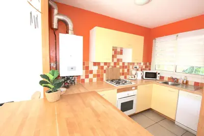 Cuisine ou kitchenette dans l'établissement Maison 2 chambres avec jardin et piscine