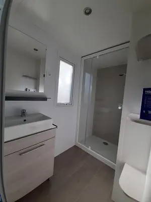 Salle de bains dans l'établissement La Réserve 4 étoiles à Gastes emplacement 147 2CH 1SDB 6 personnes