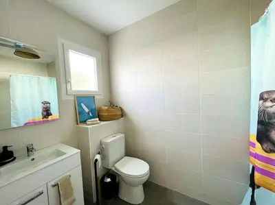Salle de bains dans l'établissement Maison de village près de Contis