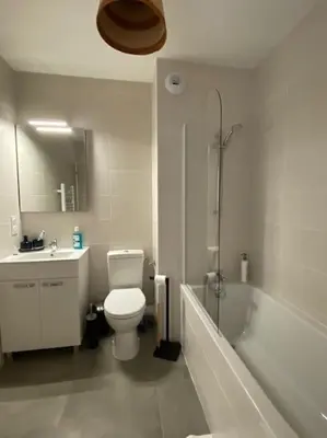 Salle de bains dans l'établissement Maison de village près de Contis