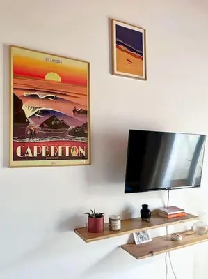 Télévision ou salle de divertissement dans l'établissement T2 cosy proche golf et plage