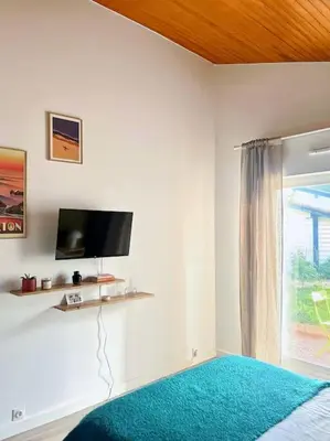 Télévision ou salle de divertissement dans l'établissement T2 cosy proche golf et plage