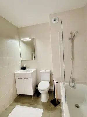 Salle de bains dans l'établissement Maison de vacances à 5 minutes de l'océan et des commerces