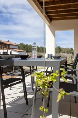 Balcon ou terrasse dans l'établissement Le Cottage Des Glycines - Piscine chauffée