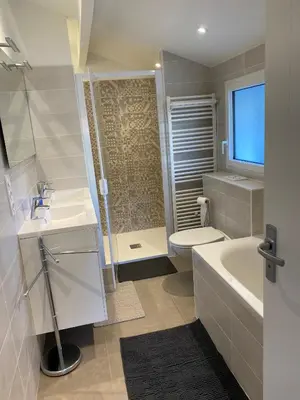 Salle de bains dans l'établissement Landaise