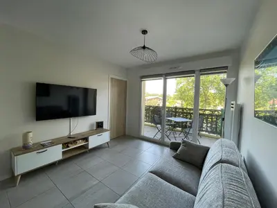 Télévision ou salle de divertissement dans l'établissement Charmant T2 proche plages et commerces avec terrasse à Vieux-Boucau - FR-1-239-1072