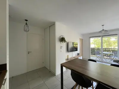 Télévision ou salle de divertissement dans l'établissement Charmant T2 proche plages et commerces avec terrasse à Vieux-Boucau - FR-1-239-1072