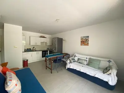 Cuisine ou kitchenette dans l'établissement Confort lumineux à 400m de la plage avec terrasse & équipements modernes - FR-1-413-246
