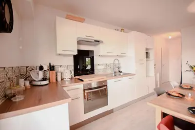 Cuisine ou kitchenette dans l'établissement Lumimizan- Spacieux, grand balcon, wifi, lac et plage