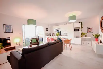 Coin salon dans l'établissement Lumimizan- Spacieux, grand balcon, wifi, lac et plage