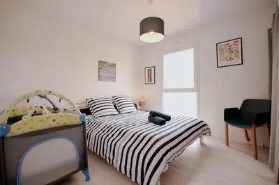 Un ou plusieurs lits dans un hébergement de l'établissement Lumimizan- Spacieux, grand balcon, wifi, lac et plage