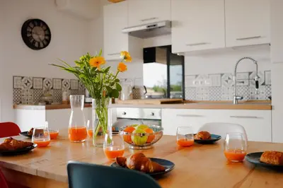 Cuisine ou kitchenette dans l'établissement Lumimizan- Spacieux, grand balcon, wifi, lac et plage