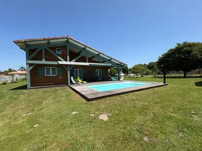 Piscine de l'établissement Villa landaise à 9km de l'Océan ou située à proximité