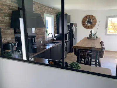 Cuisine ou kitchenette dans l'établissement Maison au calme avec piscine chauffée à 10 mn des plages