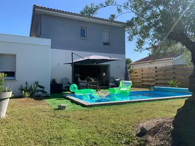 Piscine de l'établissement Maison au calme avec piscine chauffée à 10 mn des plages ou située à proximité
