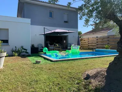 Piscine de l'établissement Maison au calme avec piscine chauffée à 10 mn des plages ou située à proximité