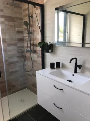 Salle de bains dans l'établissement Maison au calme avec piscine chauffée à 10 mn des plages