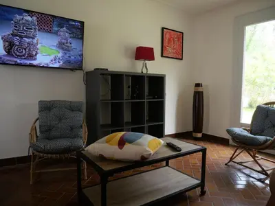 Télévision ou salle de divertissement dans l'établissement Les Bruyères - Maison