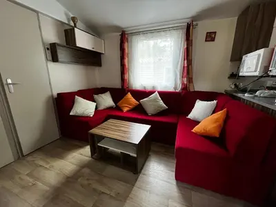 Cuisine ou kitchenette dans l'établissement Superbe Mobilehome 3 ch, climatisé tout confort